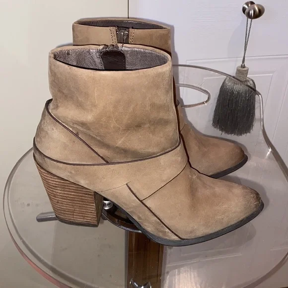 Aldo  tan ankle boots w/ side zippers & fold over burnished leather design👢👢 - Picture 5 of 11